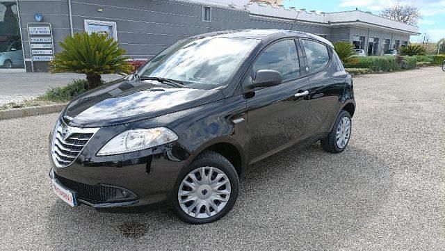 Begagnad Lancia Ypsilon 85 HK (62 kW) 2013 Svart Halvkombi