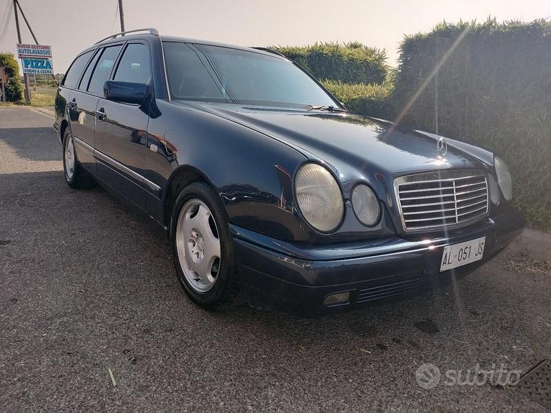 Usata Mercedes E200 Avantgarde 136 CV (100 kW) 1996 Blu Station wagon