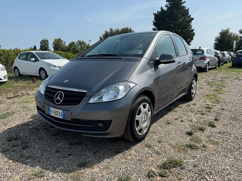 Grigio Usata 2011 Mercedes A160 Tre volumi | 6850 € (Molto cara) - Immagine 1/4