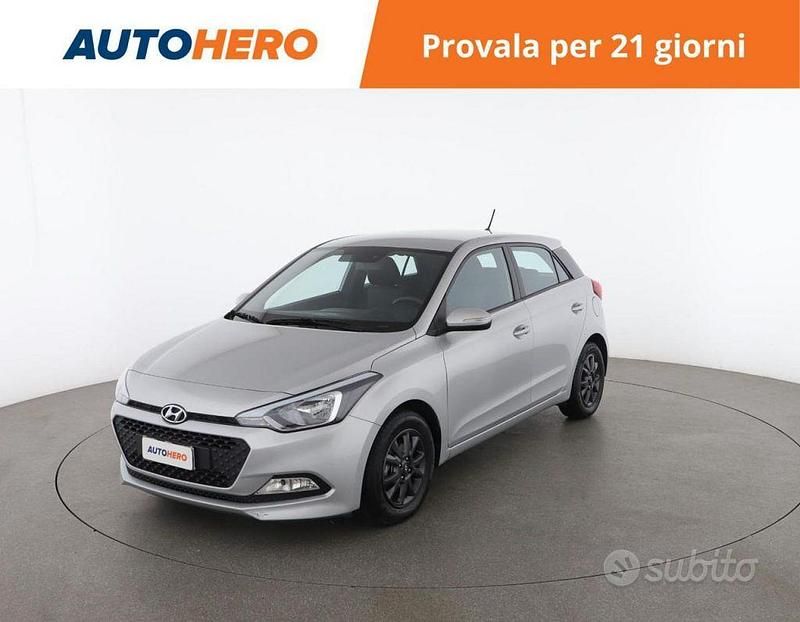 Grigio Usata 2018 Hyundai i20 Blackline Tre volumi | 10.799 € (Buon prezzo) - Immagine 1/2