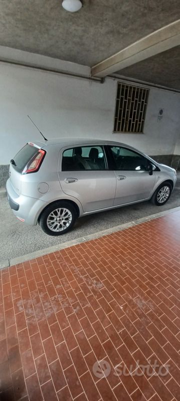 Usata Fiat Grande Punto 90 CV (66 kW) 2011 Grigio Utilitaria