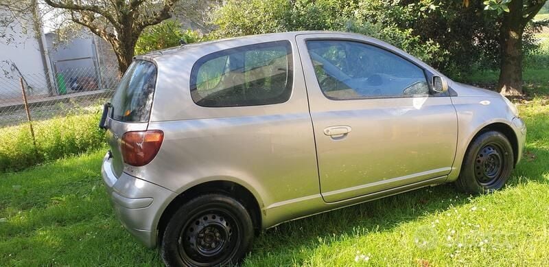 Second-hand Toyota Yaris 75 CP (55 kW) 2003 Gri Hatchback