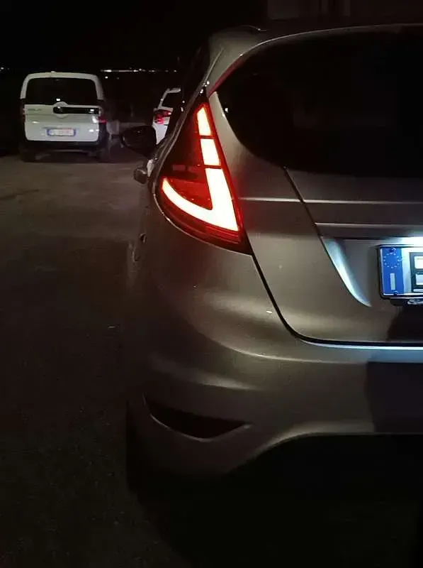 Usata Ford Fiesta Titanium 71 CV (52 kW) 2012 Argento Berlina