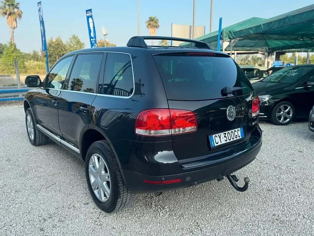 Usata VW Touareg 224 CV (164 kW) 2005 Nero SUV