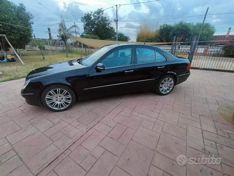 Begagnad Mercedes E320 Avantgarde 224 HK (164 kW) 2006 Svart Sedan
