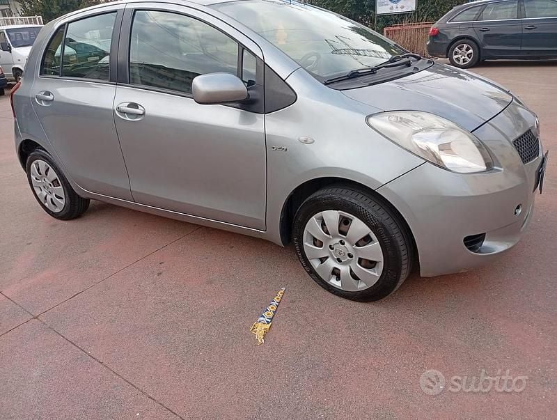Usata Toyota Yaris 90 CV (66 kW) 2007 Grigio Utilitaria
