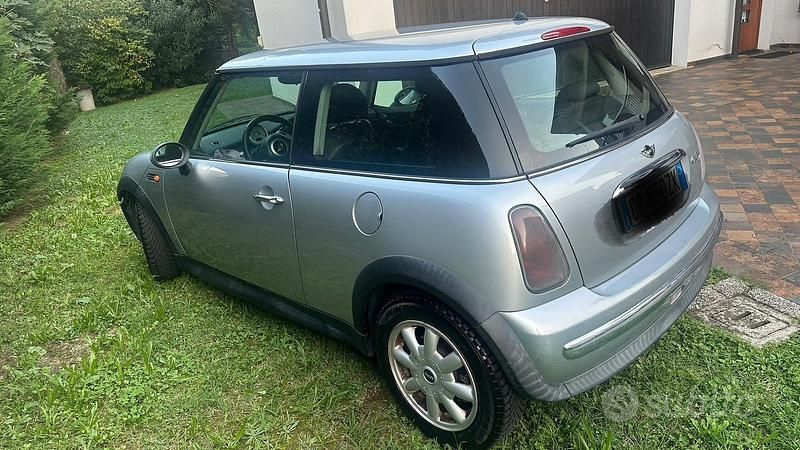 Begagnad Mini ONE 75 HK (55 kW) 2004 Grå Halvkombi