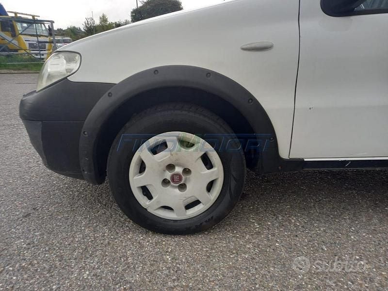 Usata Fiat Strada 84 CV (61 kW) 2012 Bianco Pick-up