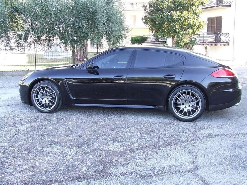 Usata Porsche Panamera 250 CV (183 kW) 2013 Nero pastello Utilitaria