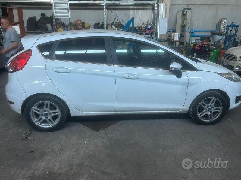 Usata Ford Fiesta 75 CV (55 kW) 2014 Bianco Utilitaria