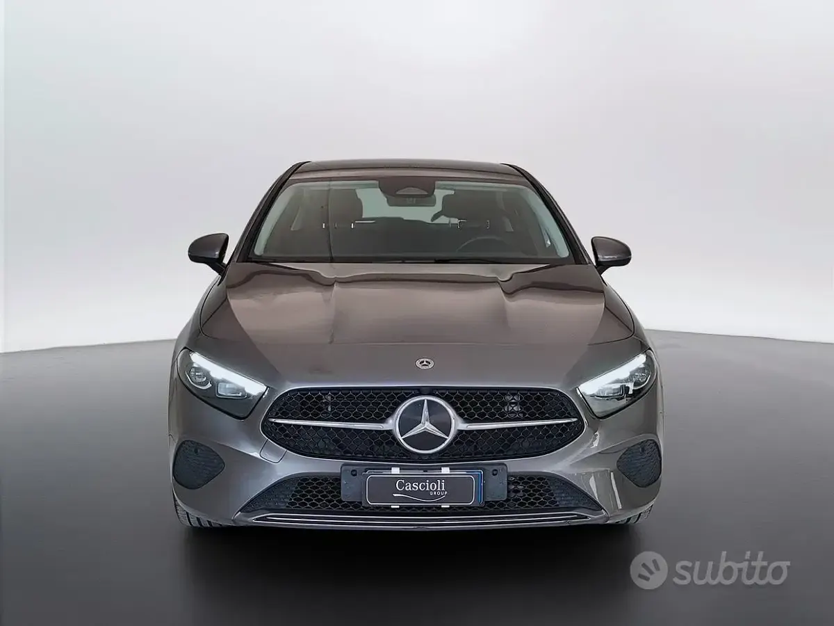 Usata Mercedes A180 Advanced 116 CV (85 kW) 2023 Grigio montagna Berlina