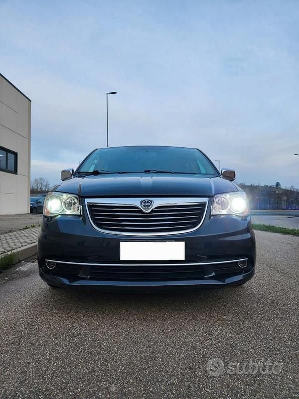 Blu Usata 2014 Lancia Voyager Monovolume | 13.500 € (Cara) - Immagine 1/4