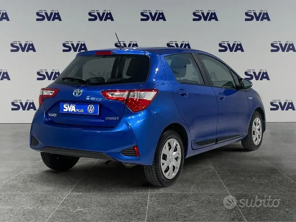 Usata Toyota Yaris Hybrid Active 101 CV (74 kW) 2017 Blu Berlina