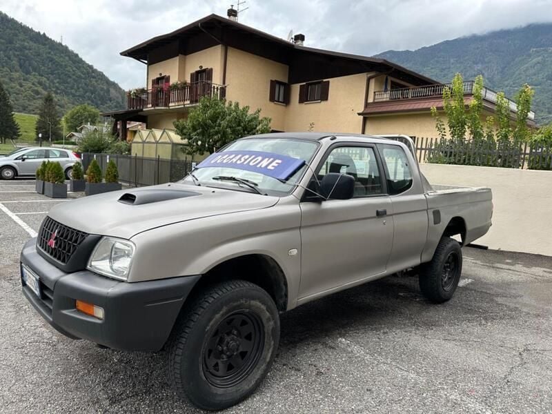 Usata Mitsubishi L200 115 CV (84 kW) 2001 Grigio Pick-up