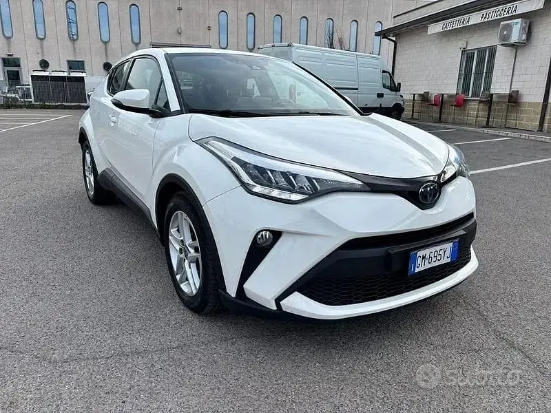 Usata Toyota C-HR Active 122 CV (89 kW) 2023 Bianco SUV