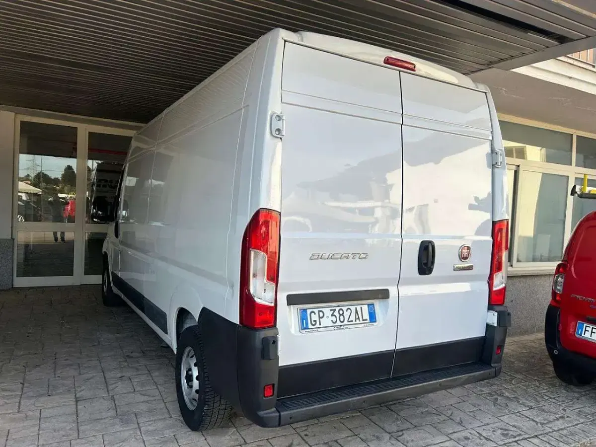 Usata Fiat Ducato 140 CV (102 kW) 2023 Bianco pastello Furgone