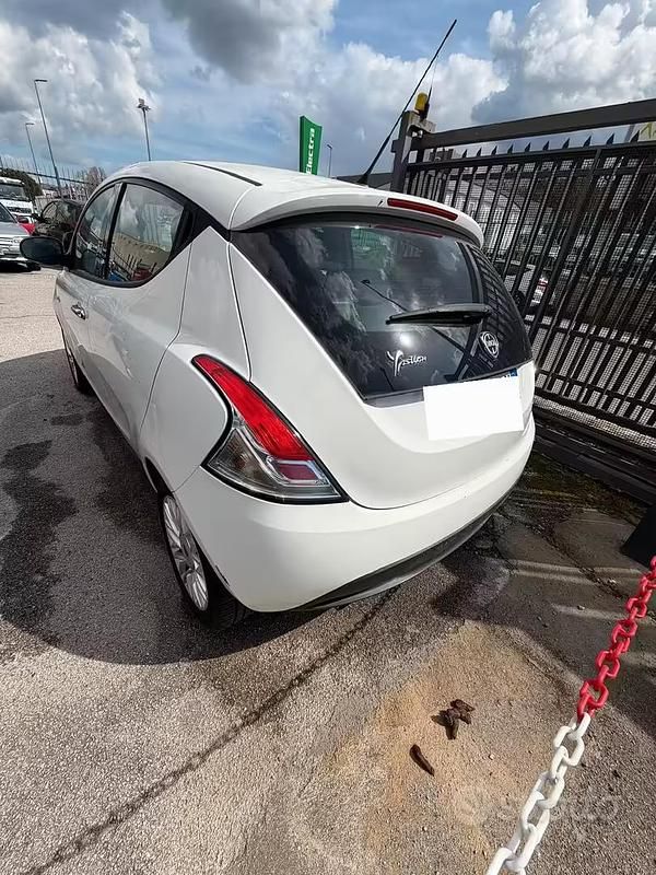 Begagnad Lancia Ypsilon 95 HK (69 kW) 2014 Halvkombi