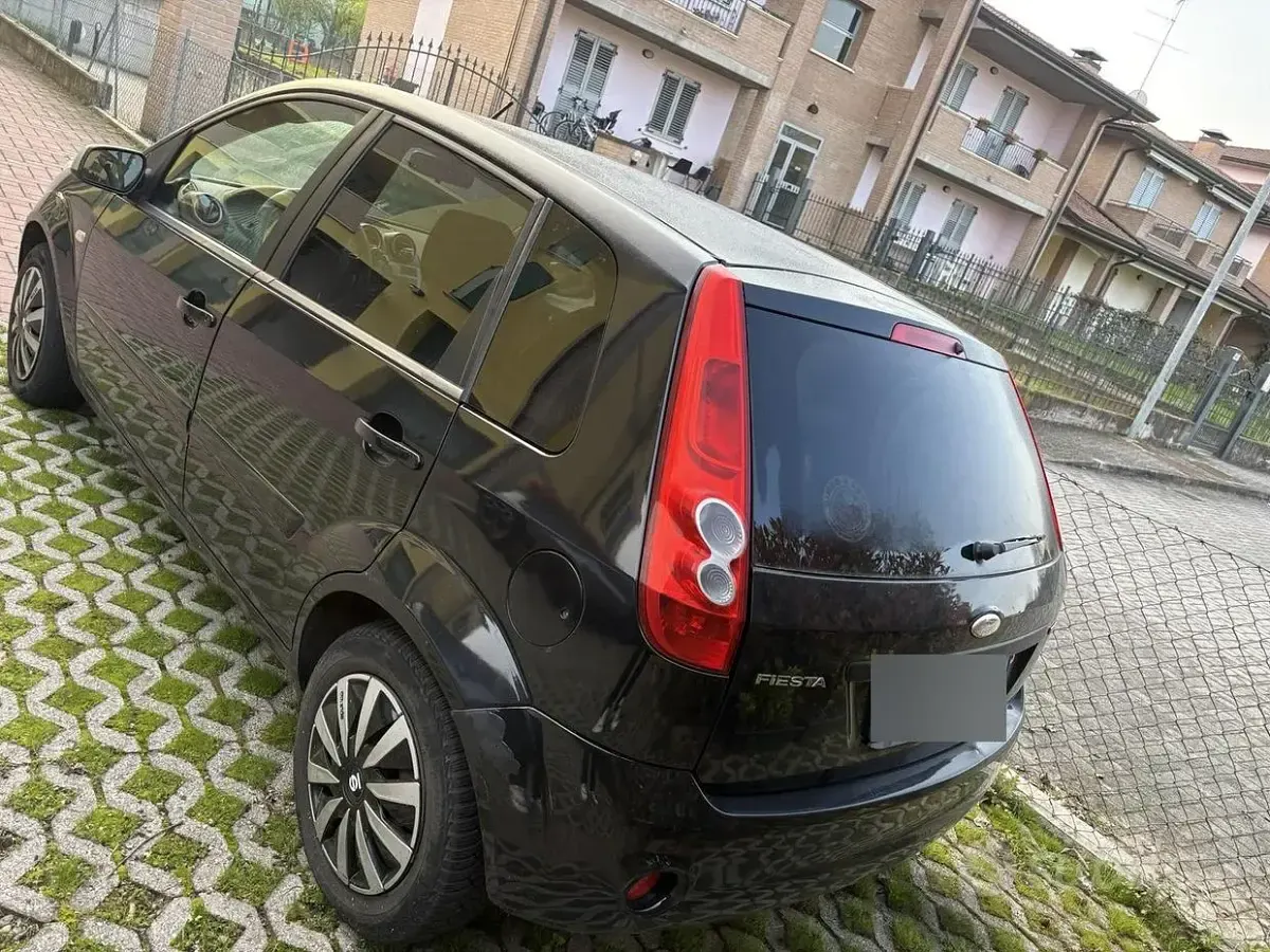 Usata Ford Fiesta 80 CV (58 kW) 2007 Nero Utilitaria