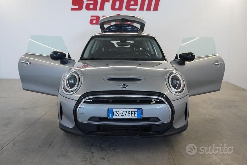 Usata Mini Cooper SE Essential 75 kW (102 CV) 2023 Grigio Utilitaria