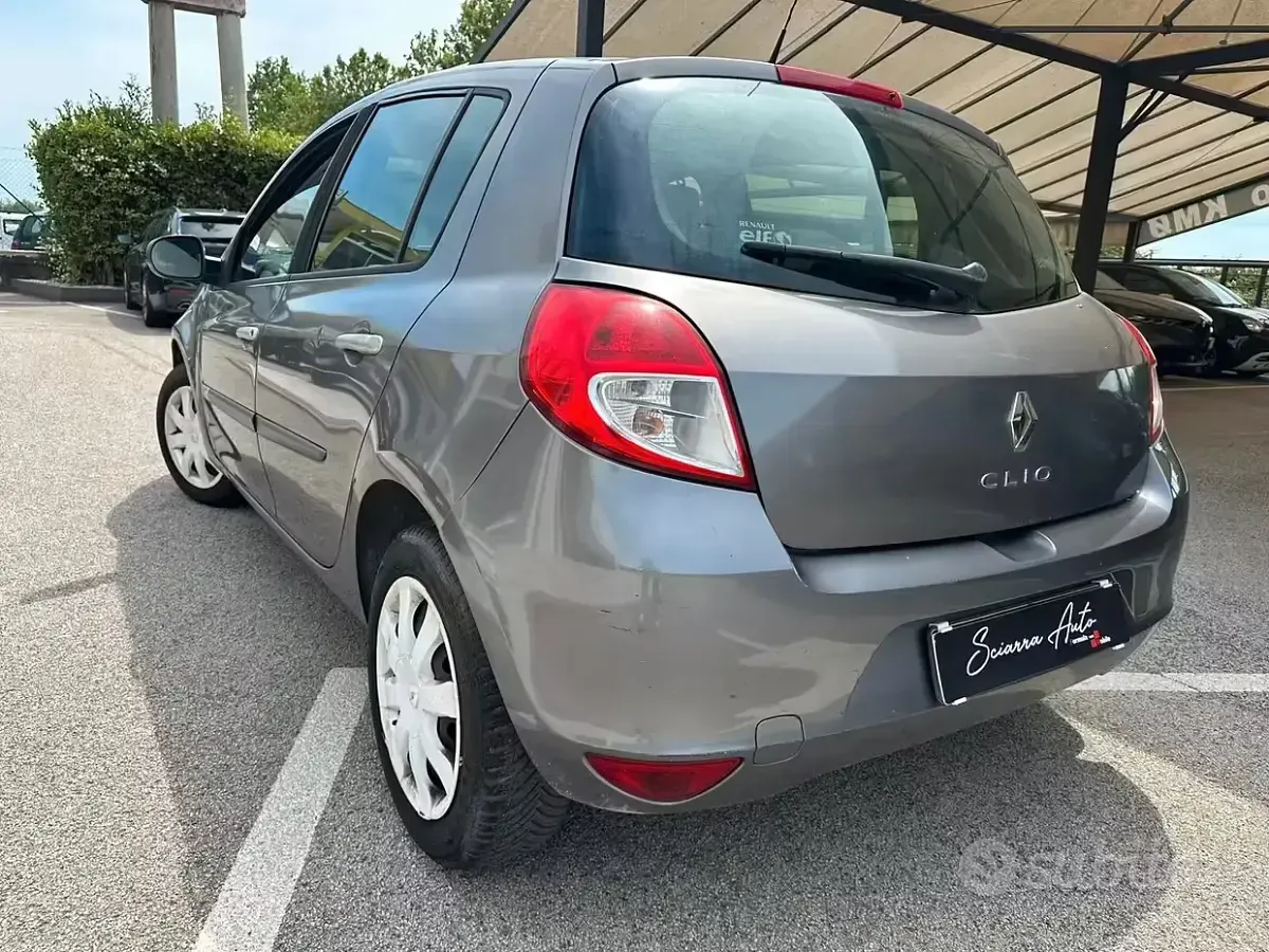 Usata Renault Clio II Dynamique 75 CV (55 kW) 2010 Grigio Berlina