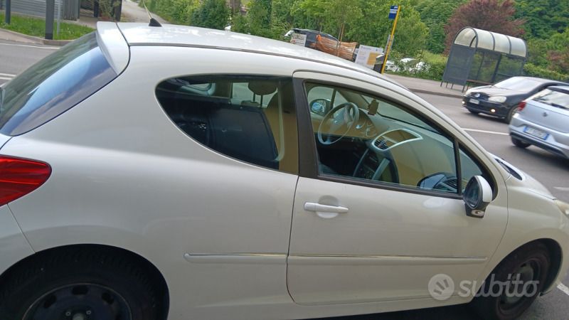 Usata Peugeot 207 73 CV (53 kW) 2012 Bianco Utilitaria