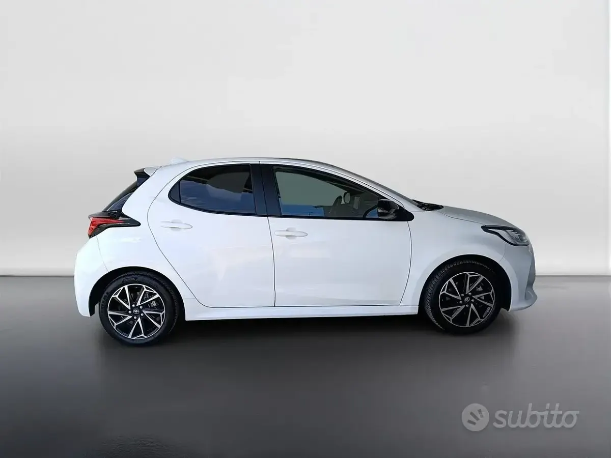 Usata Toyota Yaris Hybrid Lounge 92 CV (67 kW) 2022 Bianco Berlina