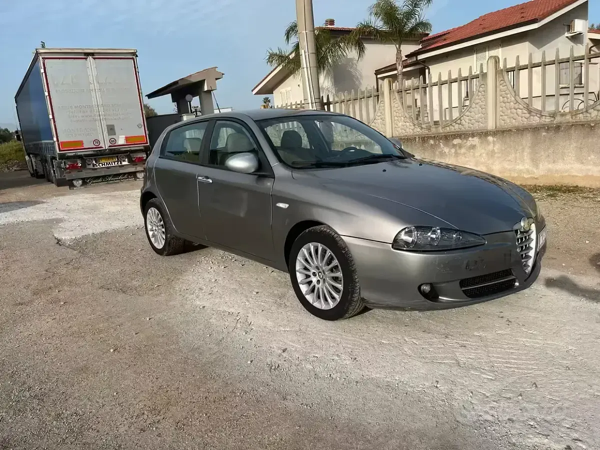 Usata Alfa Romeo 147 120 CV (88 kW) 2010 Grigio Utilitaria