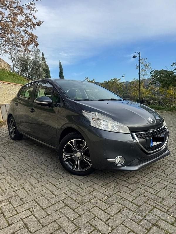 Usata Peugeot 208 68 CV (50 kW) 2015 Grigio Utilitaria