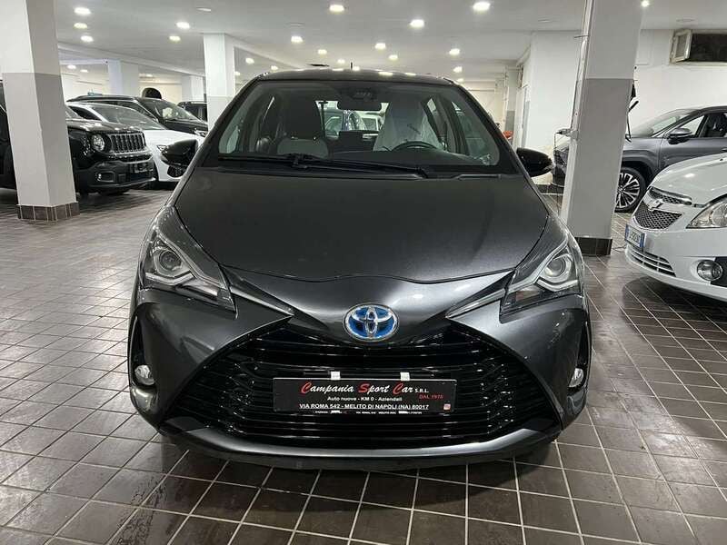 Usata Toyota Yaris Hybrid Lounge 75 CV (55 kW) 2018 Grigio moda metallizzato SUV
