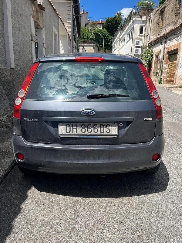 Usata Ford Fiesta Zetec 68 CV (50 kW) 2007 Grigio Utilitaria