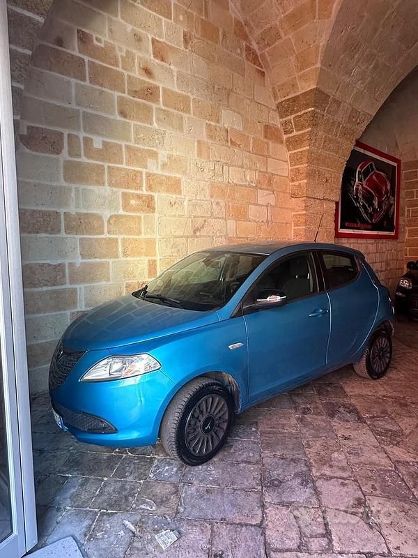 Usata Lancia Ypsilon 85 CV (62 kW) 2014 Blu Utilitaria
