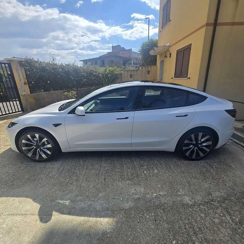 Begagnad Tesla Model 3 RWD 208 kW (283 HK) 2024 Vit Sedan