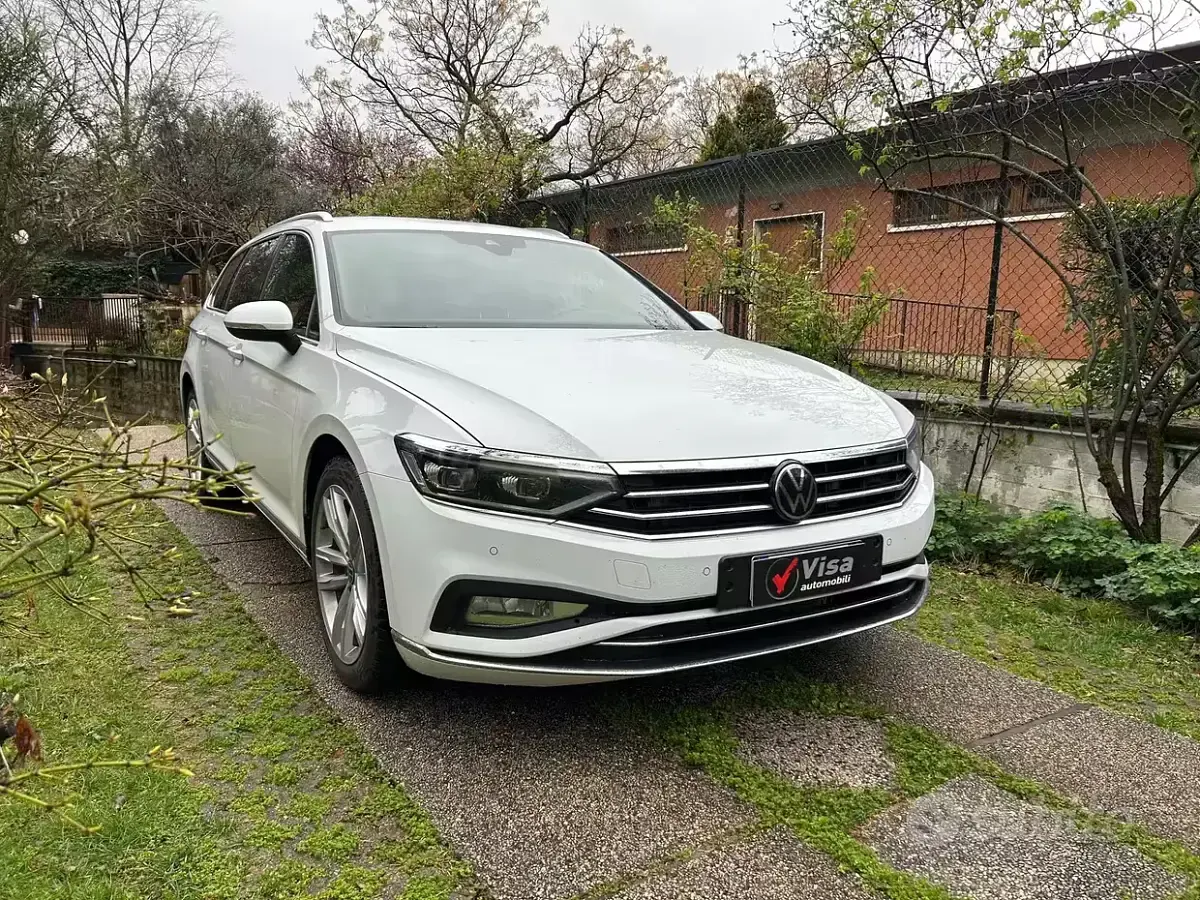 Usata VW Passat 200 CV (147 kW) 2024 Bianco Station wagon