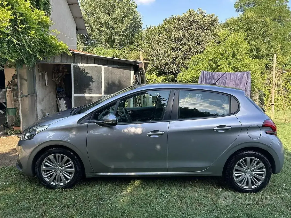 Usata Peugeot 208 Signature Sky 102 CV (75 kW) 2019 Grigio Utilitaria