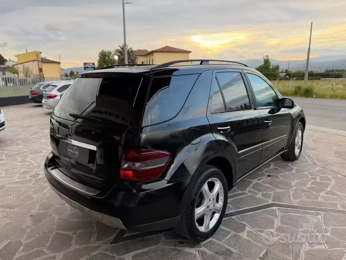 Usata Mercedes ML320 224 CV (164 kW) 2006 Nero SUV