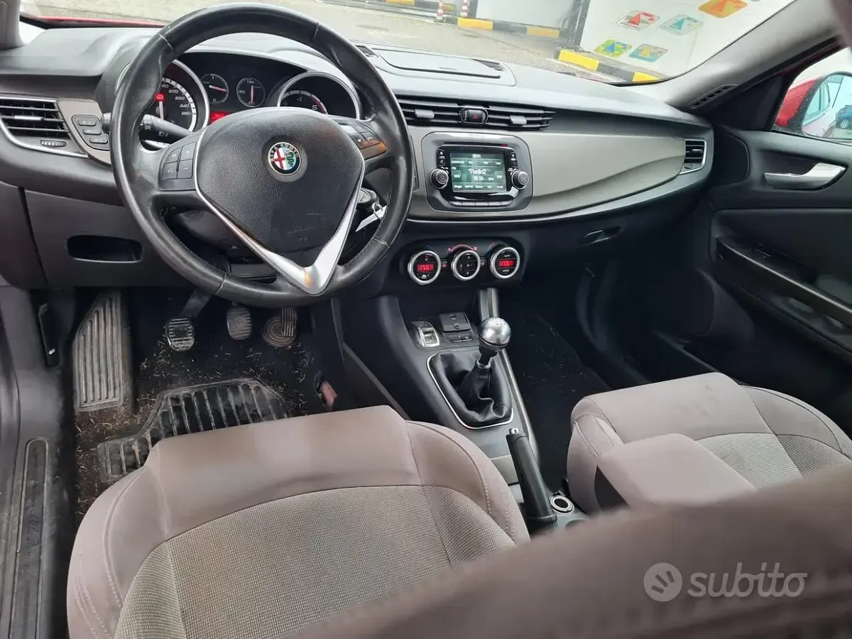 Second-hand Alfa Romeo Giulietta Distinctive 150 CP (110 kW) 2014 Roșu Hatchback