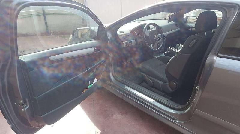 Grigio Usata 2006 Opel Astra GTC Sport Tre volumi | 4500 € (Cara) - Immagine 1/4