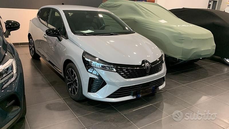 Usata Renault Clio V Techno 100 CV (73 kW) 2024 Grigio Berlina