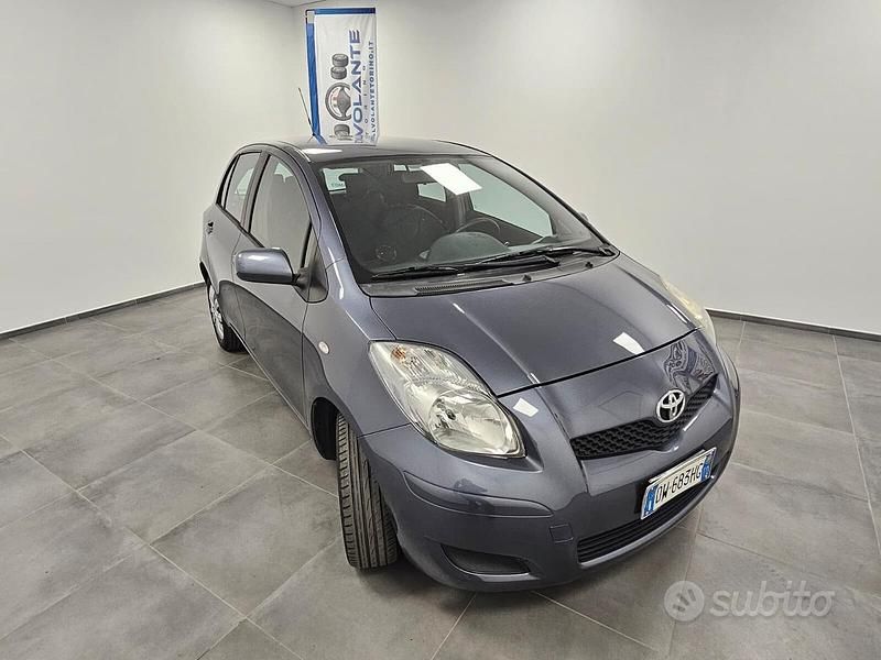 Usata Toyota Yaris 69 CV (50 kW) 2009 Grigio Utilitaria