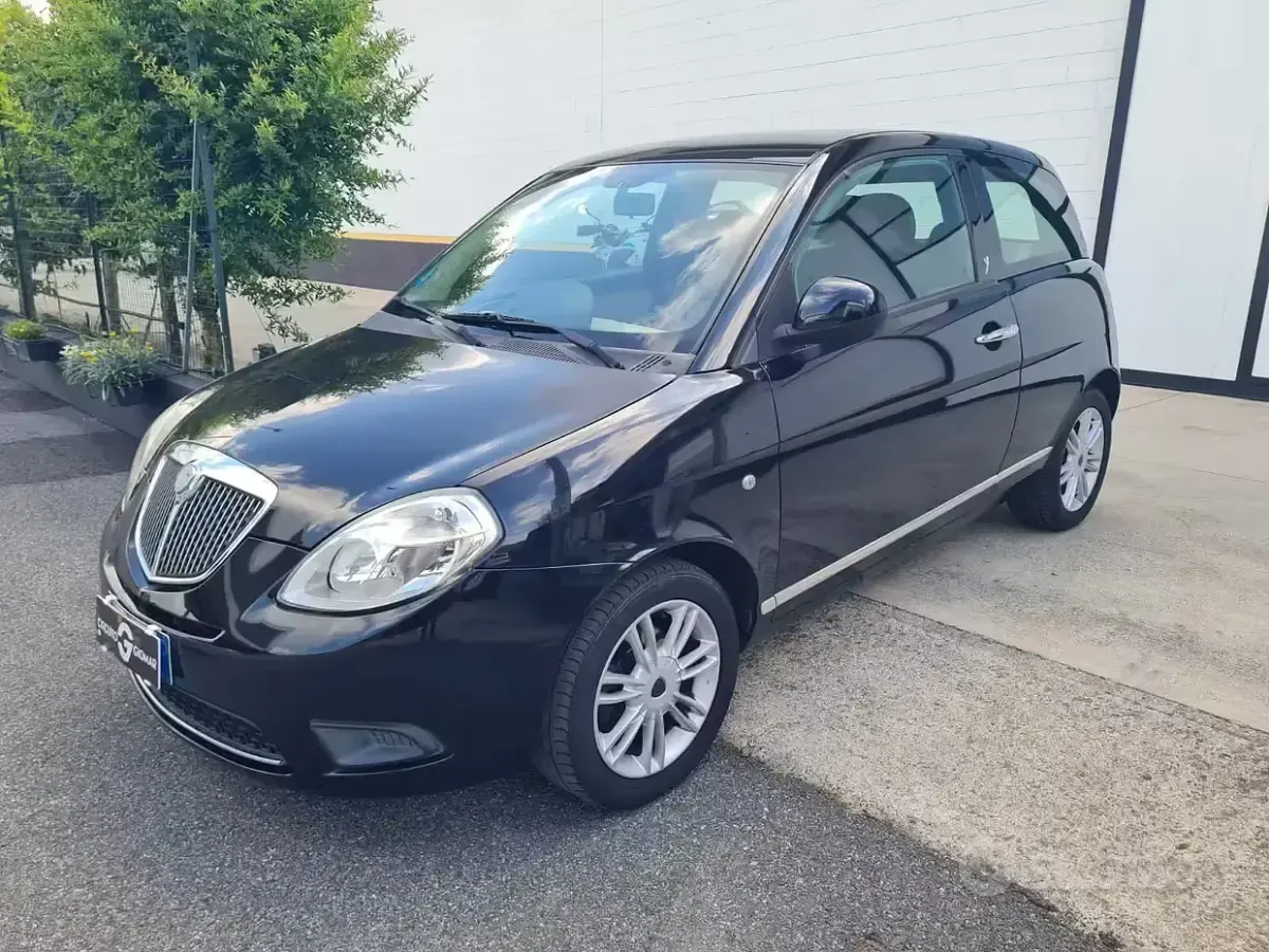 Usata Lancia Ypsilon 60 CV (44 kW) 2010 Nero Utilitaria