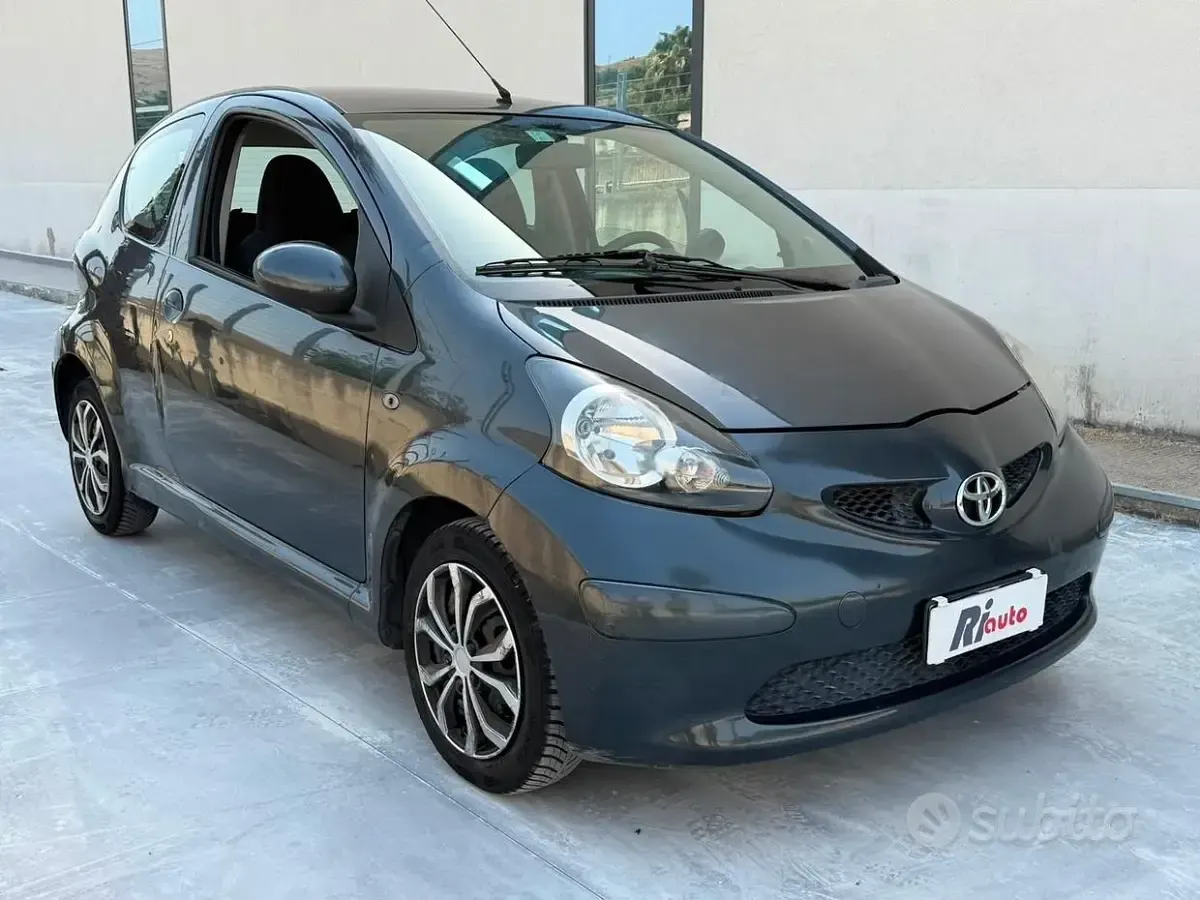Usata Toyota Aygo 68 CV (50 kW) 2008 Grigio Utilitaria