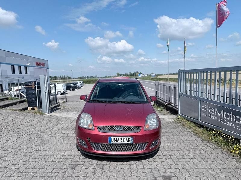 Usata Ford Fiesta 75 CV (55 kW) 2008 Rosso Utilitaria