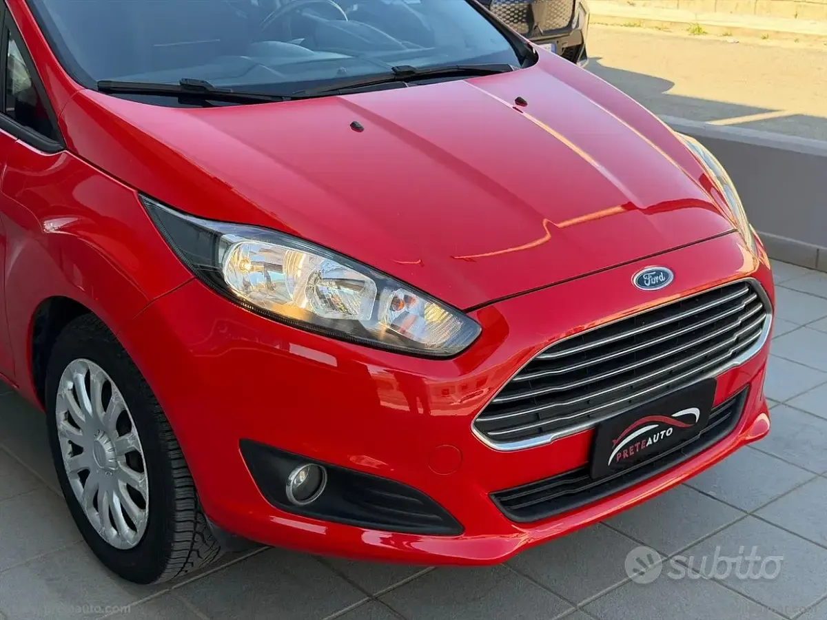 Usata Ford Fiesta 75 CV (55 kW) 2015 Rosso Utilitaria