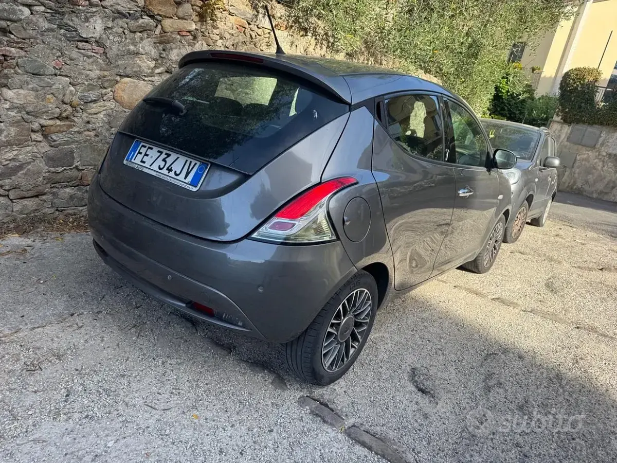 Usata Lancia Ypsilon 69 CV (50 kW) 2016 Grigio Utilitaria