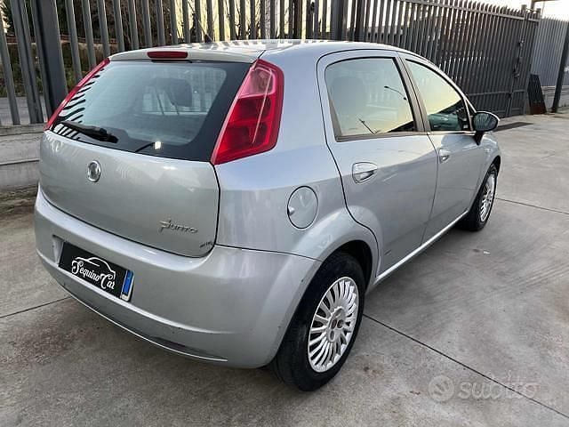 Usata Fiat Grande Punto Dynamic 65 CV (47 kW) 2008 Vari colori pastello Utilitaria