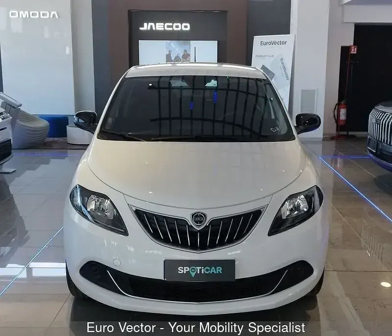 Usata Lancia Ypsilon 70 CV (51 kW) 2024 Bianco Utilitaria