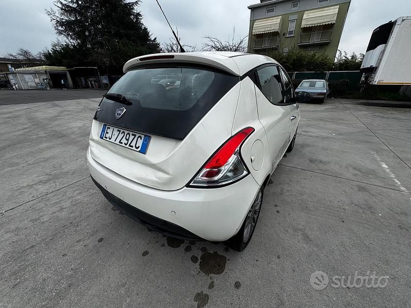 Usata Lancia Ypsilon Gold 95 CV (69 kW) 2011 Bianco Utilitaria