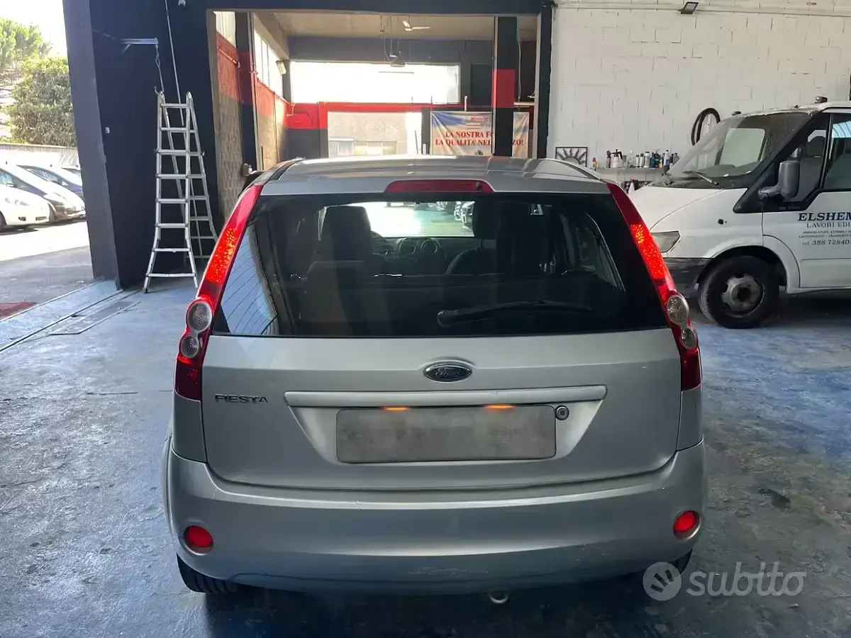 Usata Ford Fiesta Ghia 75 CV (55 kW) 2008 Grigio Utilitaria