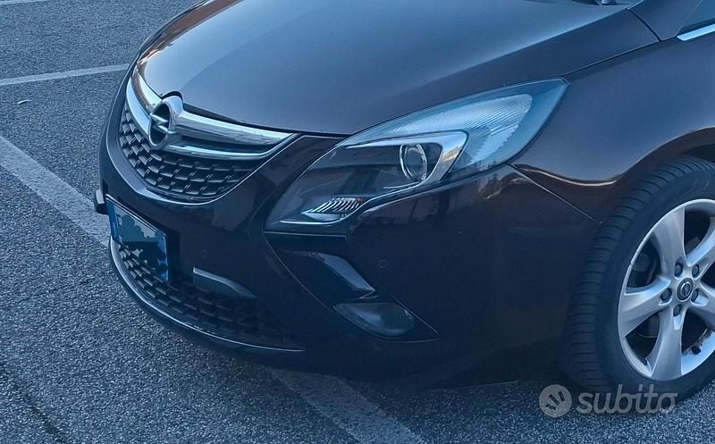 Usata Opel Zafira 150 CV (110 kW) 2012 Marrone Monovolume