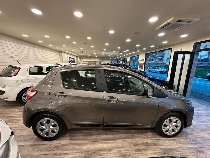 Usata Toyota Yaris Lounge 111 CV (81 kW) 2019 Grigio Berlina